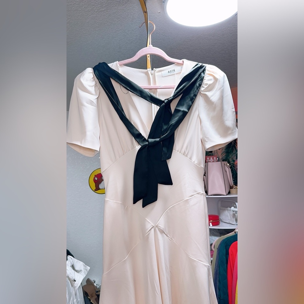 NWT ASTR The Label Celia Puff-Sleeve V-Neck Midi Dress